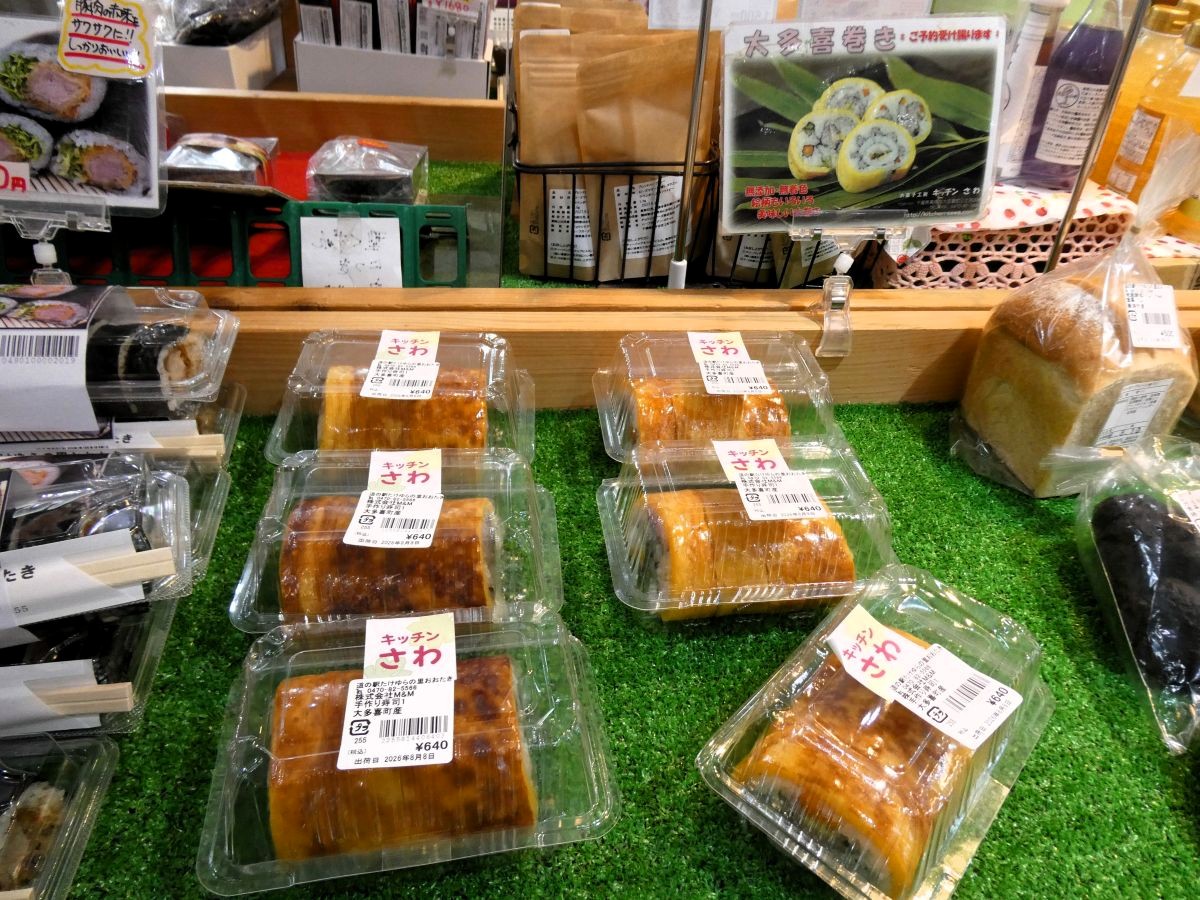 祭り寿司が並ぶ棚
