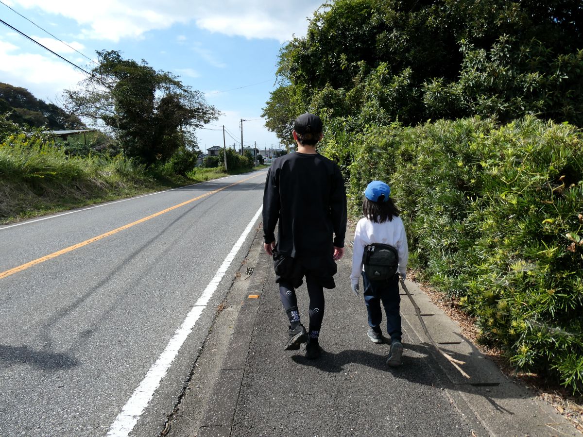 舗装路を歩いて駐車場へ