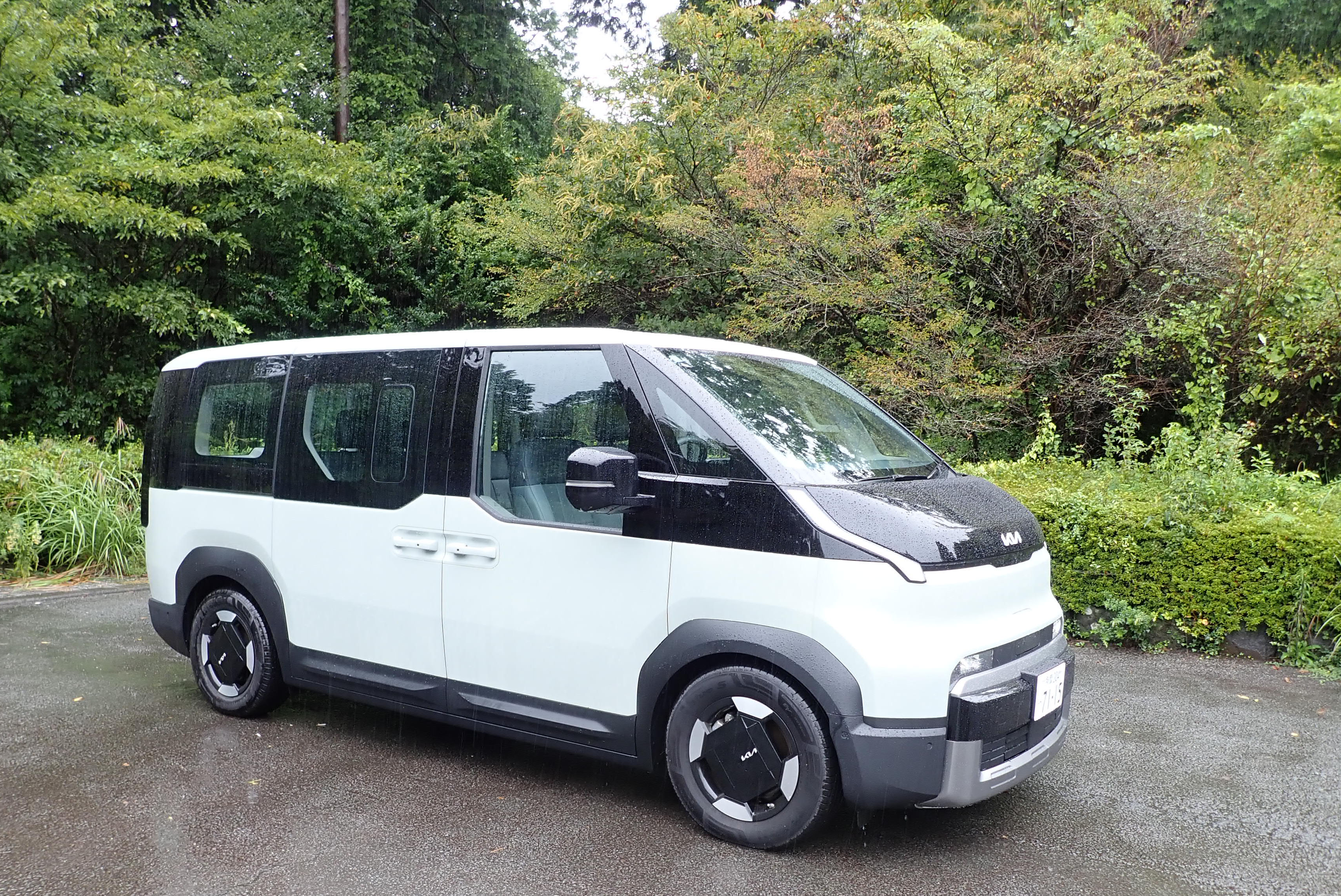 Kiaのミニバン「PV5」は乗りやすさと広い荷室で、アウトドア派に使いやすいEV！