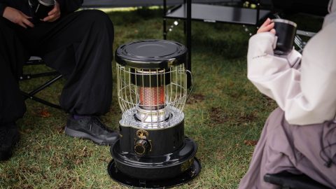 キャプテンスタッグ×コロナの50周年記念ストーブが登場！レトロなフォルムの黒ボディがカッコイイ！