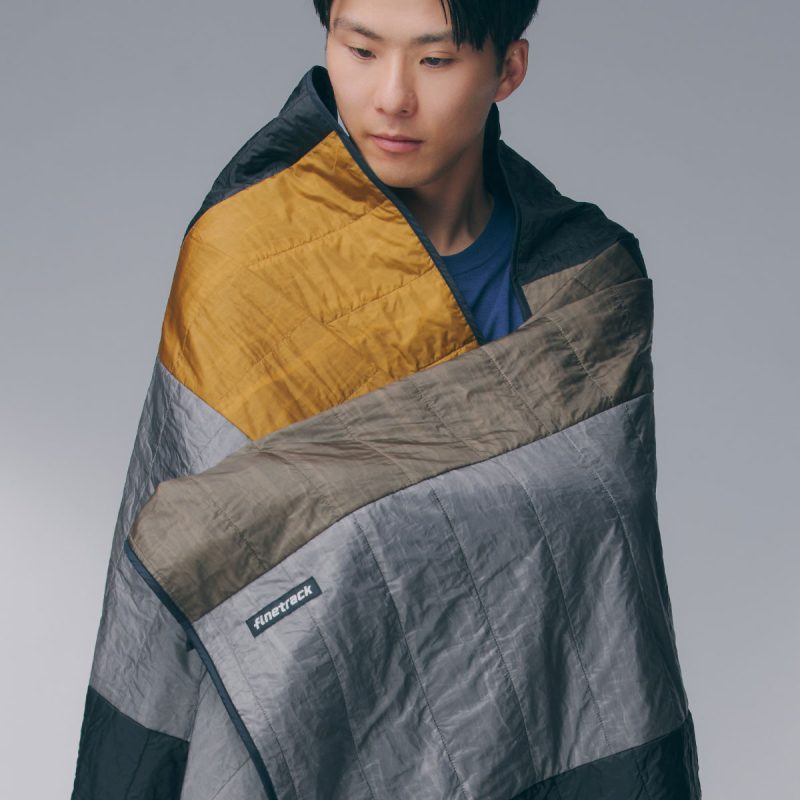 オシャレなfinetrackの「ポリゴンブランケットBIG」は独自素材「ファインポリゴン」で保温性抜群！